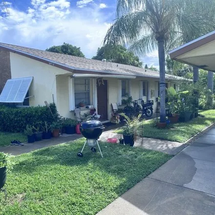 Buy this studio house on 727 N 5th St in Lantana, Florida