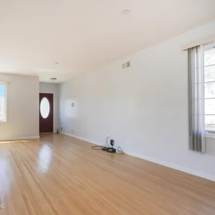 Image 4 - 33 Mills Avenue, New York, NY 10305, USA - House for sale