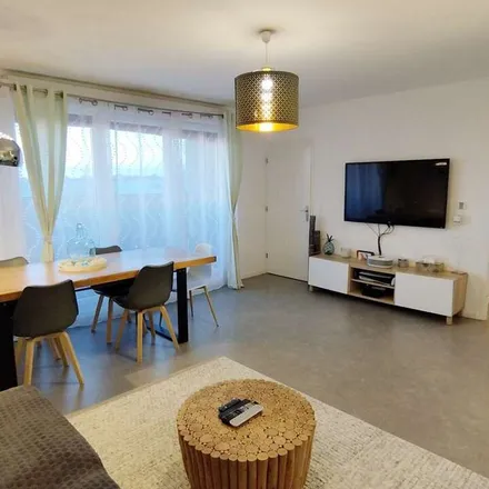 Rent this 3 bed apartment on Place du Berry in 91940 Les Ulis, France