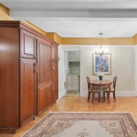 Image 4 - 225 East 79th Street, New York, NY 10075, USA - Apartment for sale
