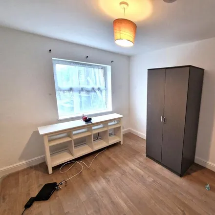 Image 2 - Chertsey Close, Luton, LU2 9JD, United Kingdom - Room for rent