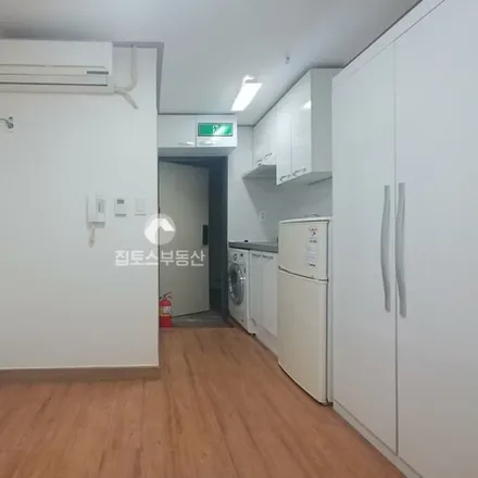Rent this studio apartment on 서울특별시 관악구 봉천동 100-295