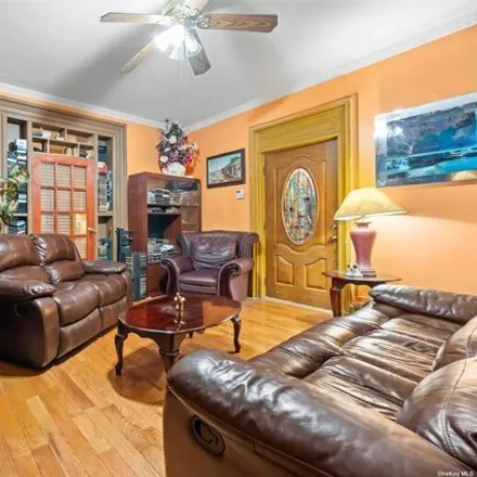 Image 4 - 896 Willoughby Avenue, New York, NY 11221, USA - House for sale
