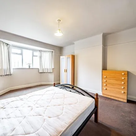 Image 4 - Copthorne Avenue, London, SW12 0LA, United Kingdom - House for rent