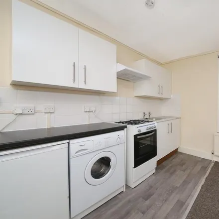 Rent this 1 bed apartment on Lewisham Way in London, SE14 6QP