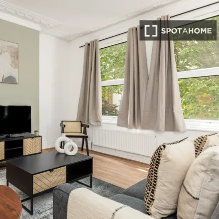 Image 5 - James Welch Court, Avenue Road, London, W3 8QF, United Kingdom - Apartment for rent