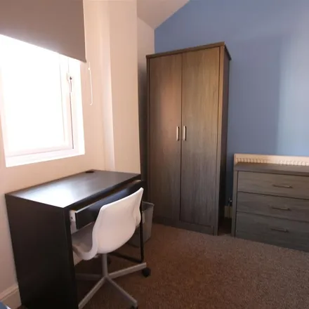 Rent this 5 bed apartment on Lloyds Pharmacy in Ardington Road, Northampton