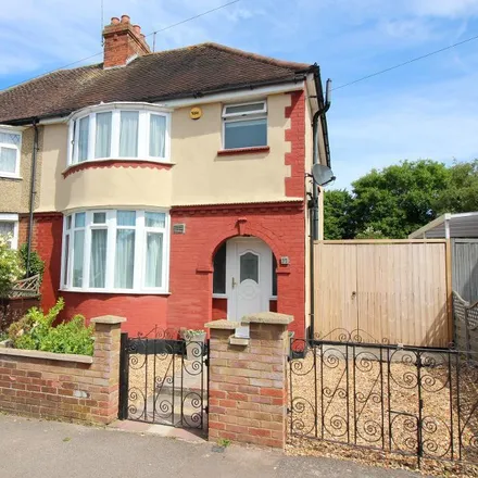 Rent this 3 bed duplex on Littlemore House/Cardinal Newman Catholic School in Warden Hill Road, Luton