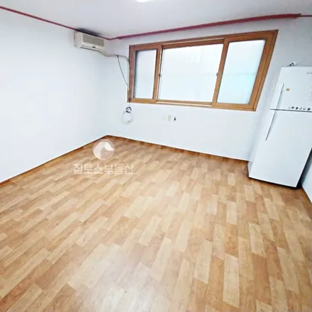 Rent this studio apartment on 서울특별시 서초구 반포동 701-42