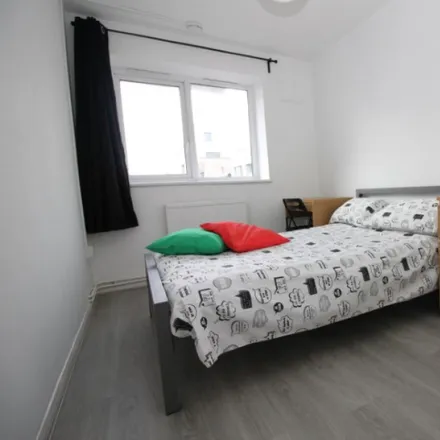 Rent this 5 bed room on Bredel House in St Paul's Way, Bow Common