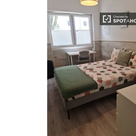 Rent this 4 bed room on Rua Martins Rosado in 2700-573 Falagueira-Venda Nova, Portugal
