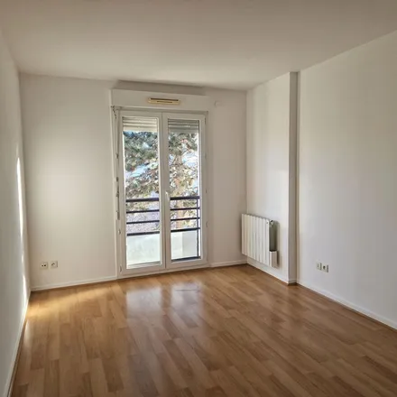 Rent this 6 bed apartment on 38 Rue du Plateau in 92500 Rueil-Malmaison, France