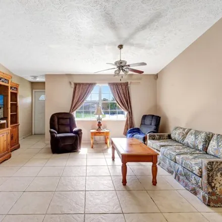 Image 3 - 201 SW Crescent Ave, Port Saint Lucie, Florida, 34984 - House for sale