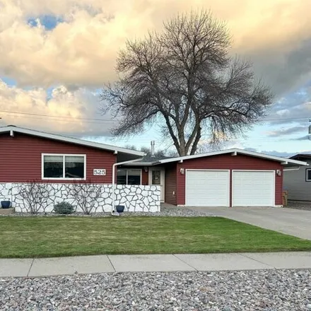 Buy this 4 bed house on 601 17th Street Southwest in Minot, ND 58701