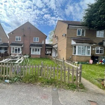 Rent this 2 bed townhouse on Dorrington Close in Luton, LU3 1XR