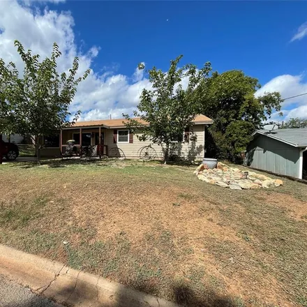Image 3 - 908 West 3rd Street, Coleman, TX 76834, USA - House for sale