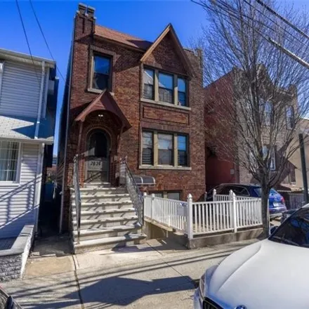 Buy this 7 bed house on 2024 Continental Avenue in New York, NY 10461