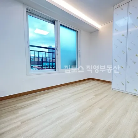Rent this studio apartment on 서울특별시 관악구 신림동 1609-11