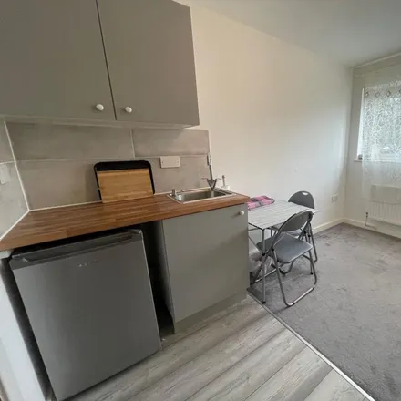Rent this 1 bed room on 1-8 Avenue Court in Oakwood, London
