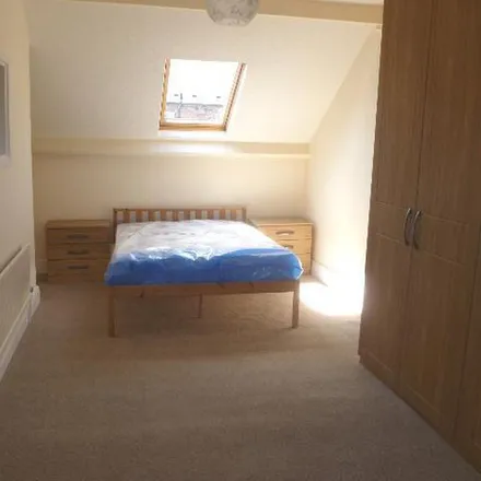 Rent this 3 bed townhouse on Tasker Road in Sheffield, S10 1UY
