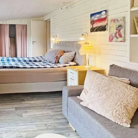 Rent this 2 bed house on 471 94 Kållekärr