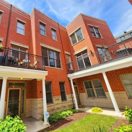 Buy this 3 bed townhouse on 4010 North Clark Street in Chicago, IL 60613
