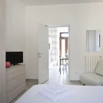Rent this 1 bed apartment on Tripburger in Via Emilio Cornalia, 8