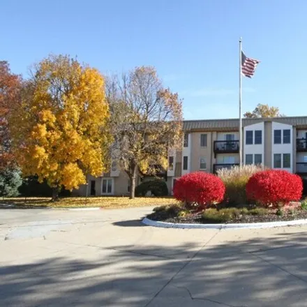 Image 2 - Lake Park Condominiums, 4000 South 56th Street, Lincoln, NE 68506, USA - Condo for sale