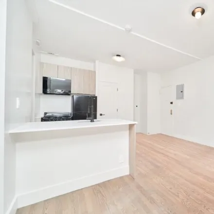 Image 2 - 208 E 6th St Apt 39, New York, 10003 - Apartment for rent