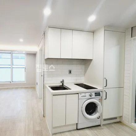 Rent this 3 bed apartment on 서울특별시 송파구 가락동 52-8