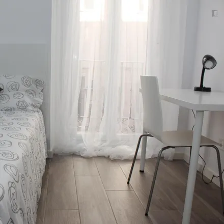 Rent this 6 bed room on Calle de la Cava Alta in 15, 28005 Madrid