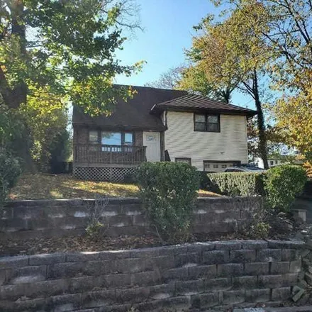 Rent this 3 bed house on 99 Hammett Avenue in Englewood Cliffs, Bergen County