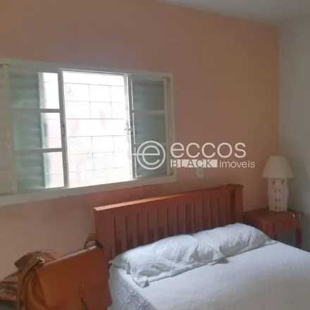 Buy this 5 bed house on Rua Isaac de Oliveira in Segismundo Pereira, Uberlândia - MG