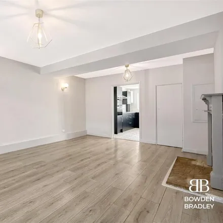 Image 4 - Arrowsmith Road, London, IG7 4PD, United Kingdom - Townhouse for rent