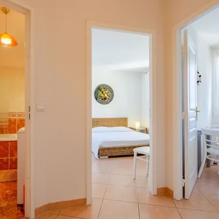 Rent this 2 bed apartment on Sainte-Maxime in Avenue Charles de Gaulle, 83120 Sainte-Maxime