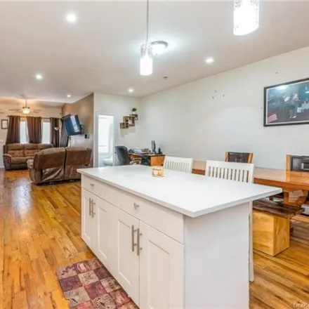 Image 9 - 919 East 221st Street, New York, NY 10469, USA - House for sale