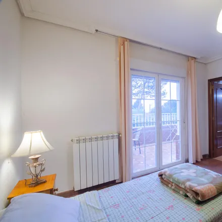 Rent this 6 bed room on Madrid in Calle Tajo, 28670 Villaviciosa de Odón