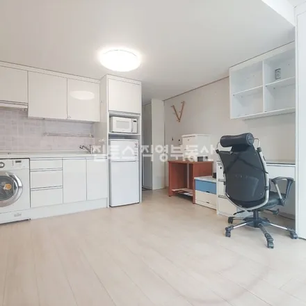 Rent this studio apartment on 서울특별시 광진구 구의동 648-2
