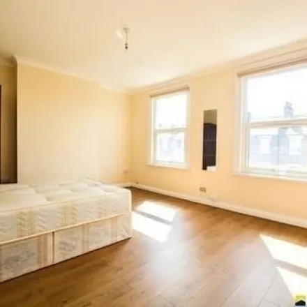 Image 9 - Romilly Road, London, N4 2QZ, United Kingdom - Townhouse for rent