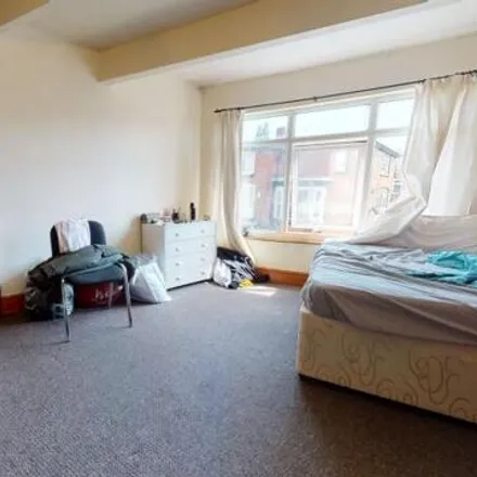 Image 4 - Back Manor Drive, Leeds, LS6 1GH, United Kingdom - Townhouse for rent