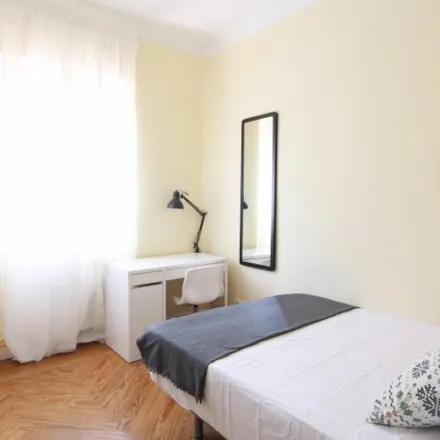 Rent this 6 bed room on Calle de O'Donnell in 32, 28009 Madrid
