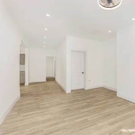 Image 7 - 321 East 196th Street, New York, NY 10458, USA - Townhouse for sale