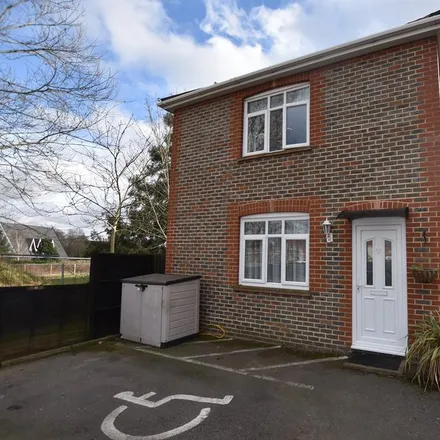 Rent this 2 bed house on Coppid Hill Guest House in London Road, Binfield