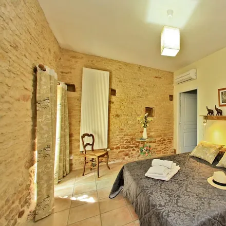 Rent this 4 bed house on 24290 La Chapelle-Aubareil