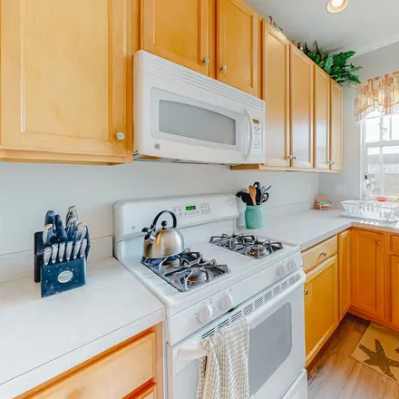 Rent this 4 bed townhouse on Frankford