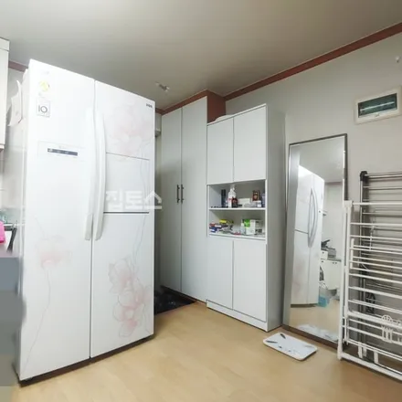 Rent this 2 bed apartment on 서울특별시 송파구 방이동 153-18