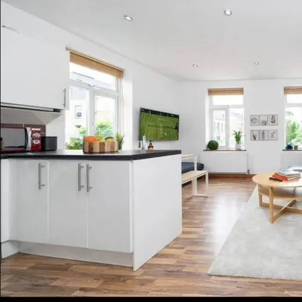 Rent this 3 bed apartment on 61 Hertford Road in De Beauvoir Town, London