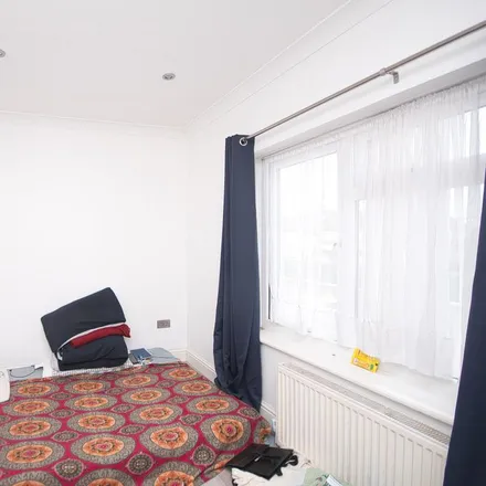 Image 3 - Milton Crescent, Eastern Avenue, London, IG2 6PG, United Kingdom - Apartment for rent