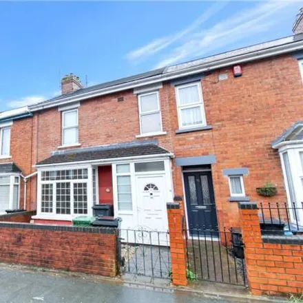 Buy this 3 bed townhouse on Pembroke Gardens in Moredon Road, Swindon