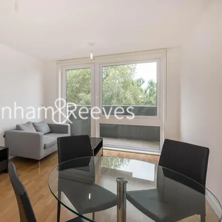 Rent this 1 bed apartment on Duckett Street in London, E1 4TD